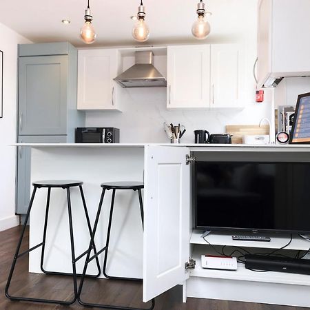 Joivy Contemporary Royal Mile Apartment With Balcony Edinburgh Exterior photo