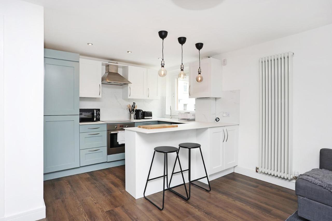 Joivy Contemporary Royal Mile Apartment With Balcony Edinburgh Exterior photo