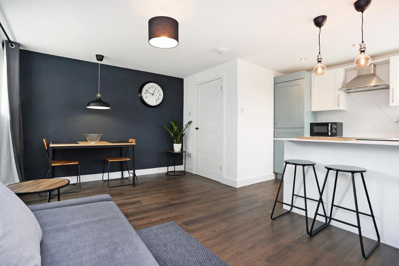 Joivy Contemporary Royal Mile Apartment With Balcony Edinburgh Exterior photo