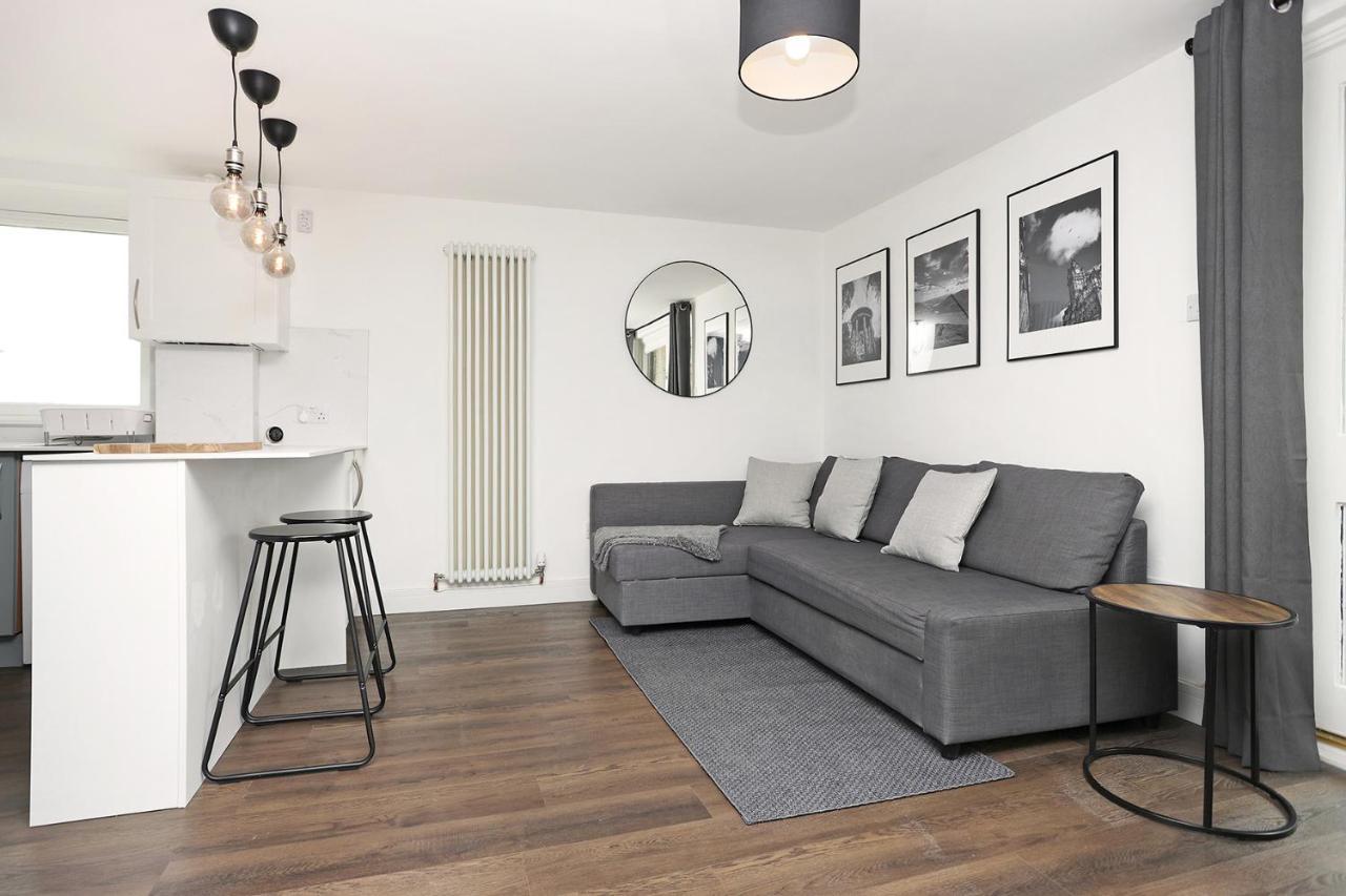 Joivy Contemporary Royal Mile Apartment With Balcony Edinburgh Exterior photo