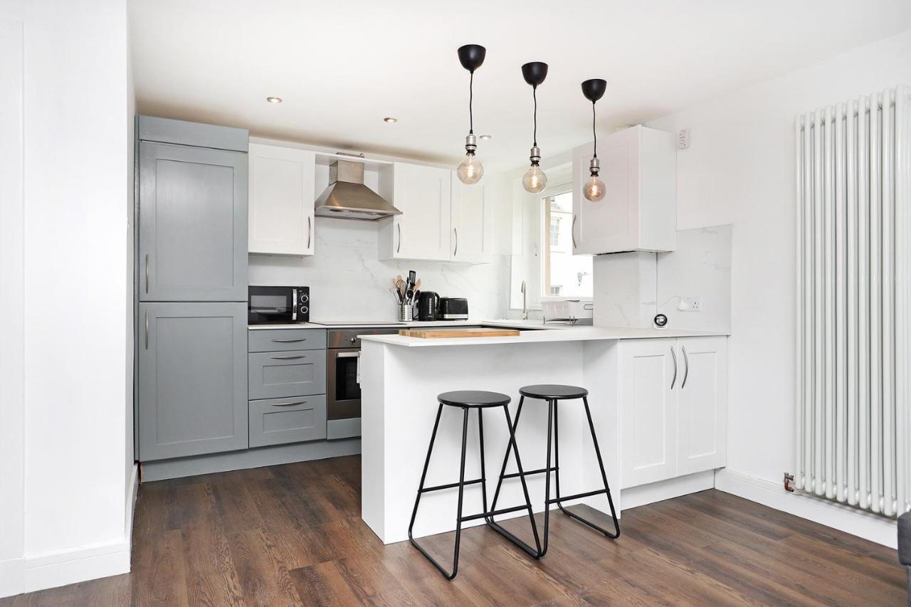 Joivy Contemporary Royal Mile Apartment With Balcony Edinburgh Exterior photo