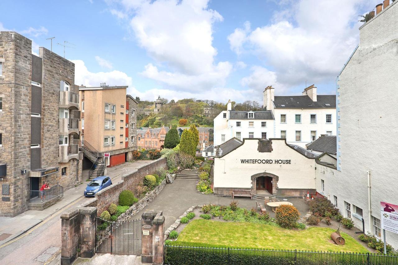 Joivy Contemporary Royal Mile Apartment With Balcony Edinburgh Exterior photo