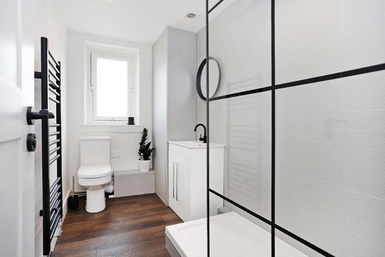 Joivy Contemporary Royal Mile Apartment With Balcony Edinburgh Exterior photo