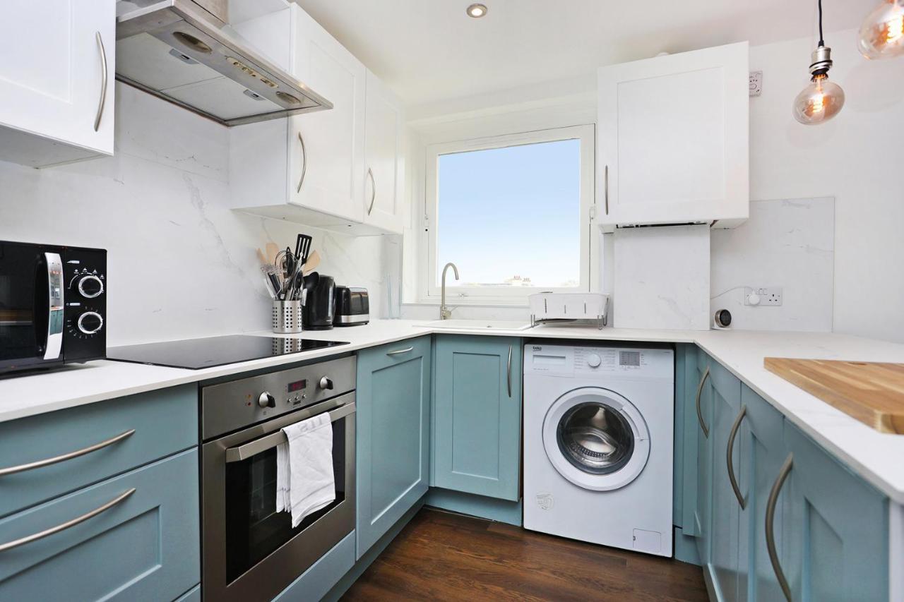 Joivy Contemporary Royal Mile Apartment With Balcony Edinburgh Exterior photo