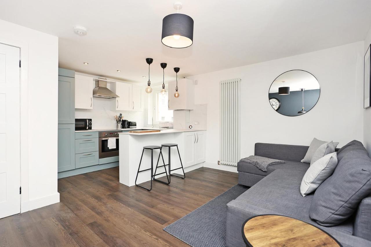 Joivy Contemporary Royal Mile Apartment With Balcony Edinburgh Exterior photo