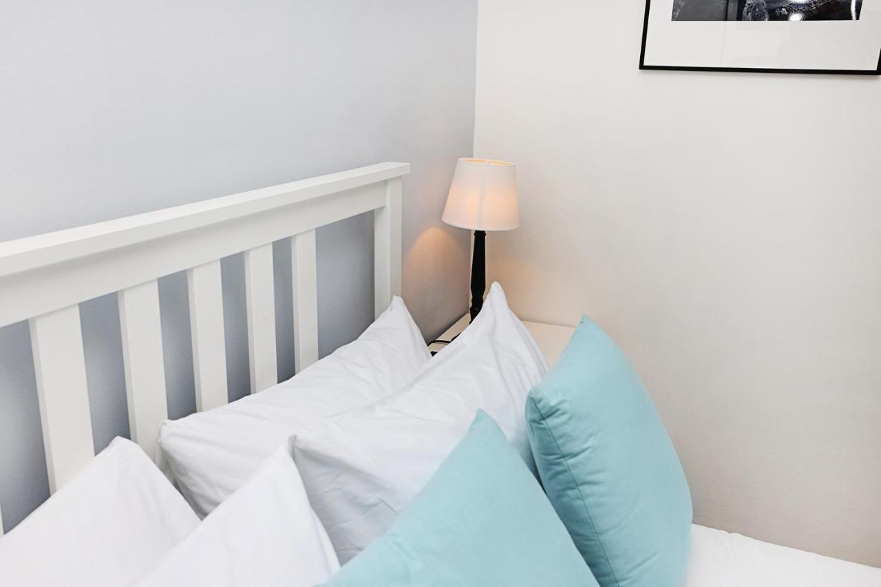 Joivy Contemporary Royal Mile Apartment With Balcony Edinburgh Exterior photo