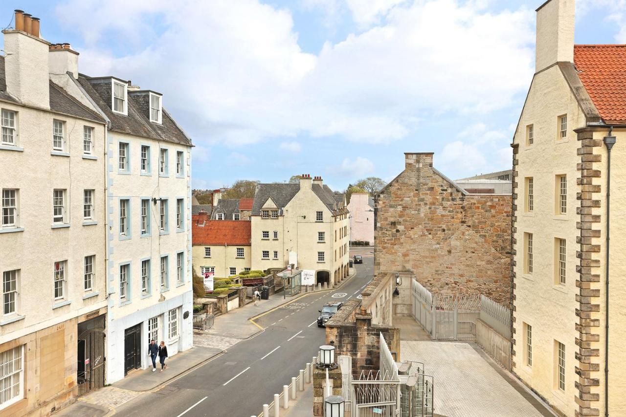 Joivy Contemporary Royal Mile Apartment With Balcony Edinburgh Exterior photo