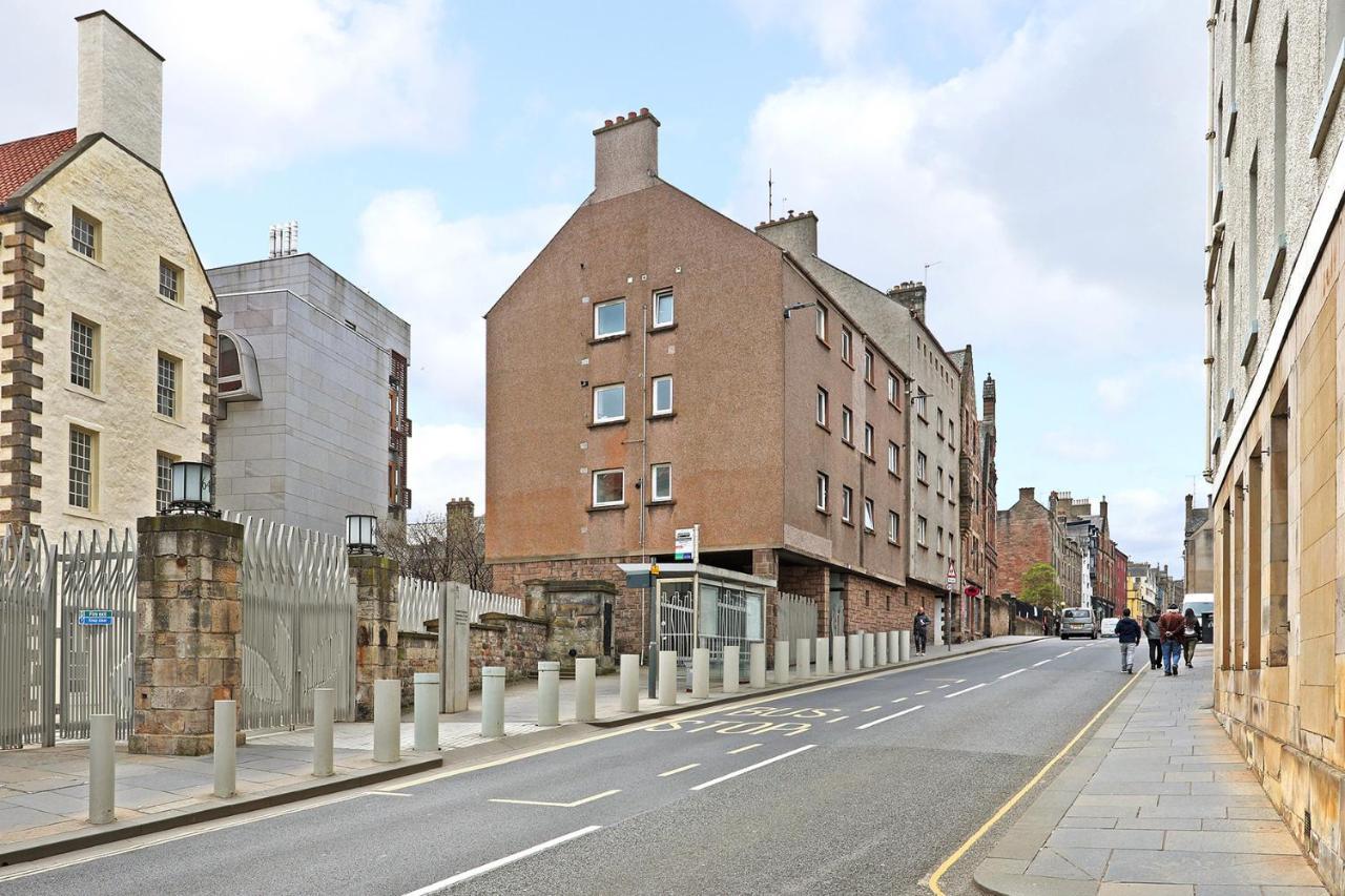 Joivy Contemporary Royal Mile Apartment With Balcony Edinburgh Exterior photo