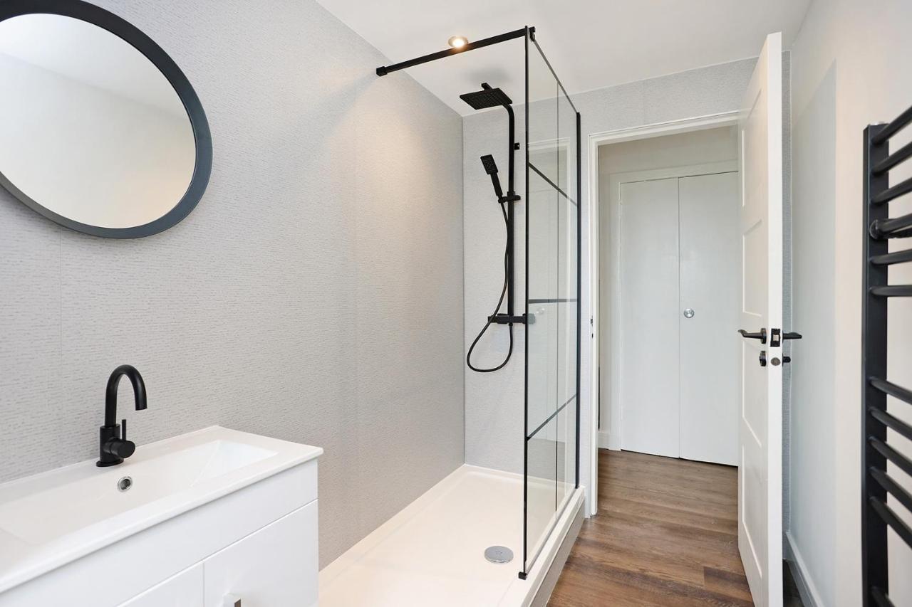 Joivy Contemporary Royal Mile Apartment With Balcony Edinburgh Exterior photo