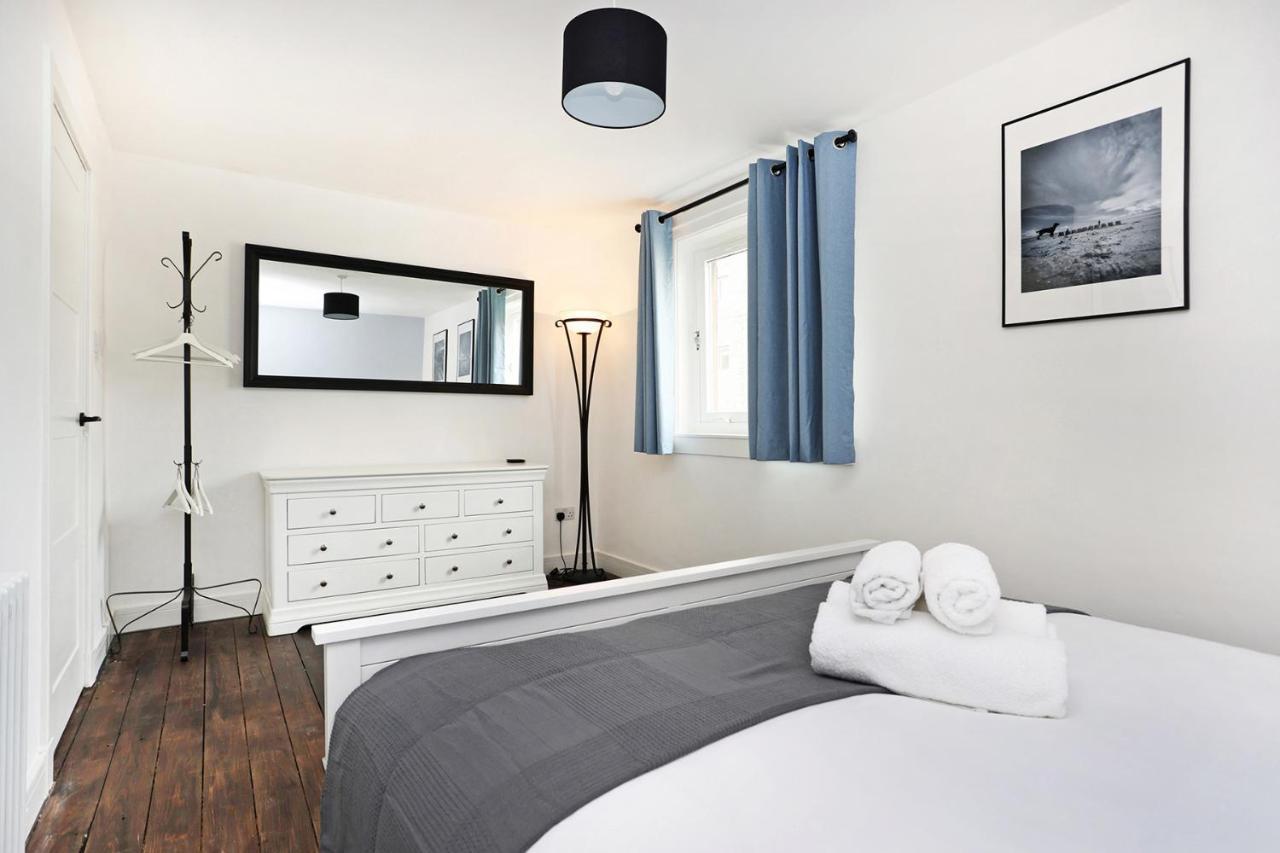 Joivy Contemporary Royal Mile Apartment With Balcony Edinburgh Exterior photo