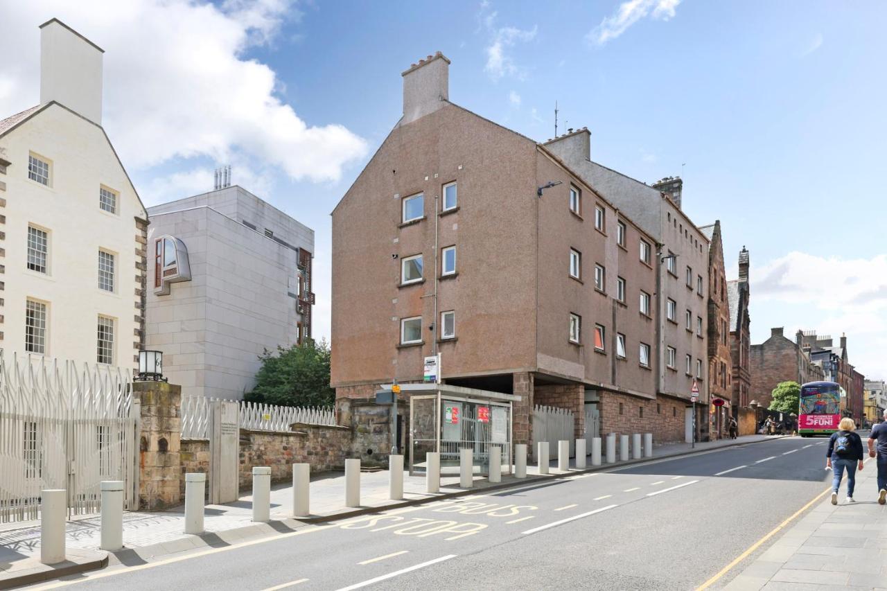 Joivy Contemporary Royal Mile Apartment With Balcony Edinburgh Exterior photo